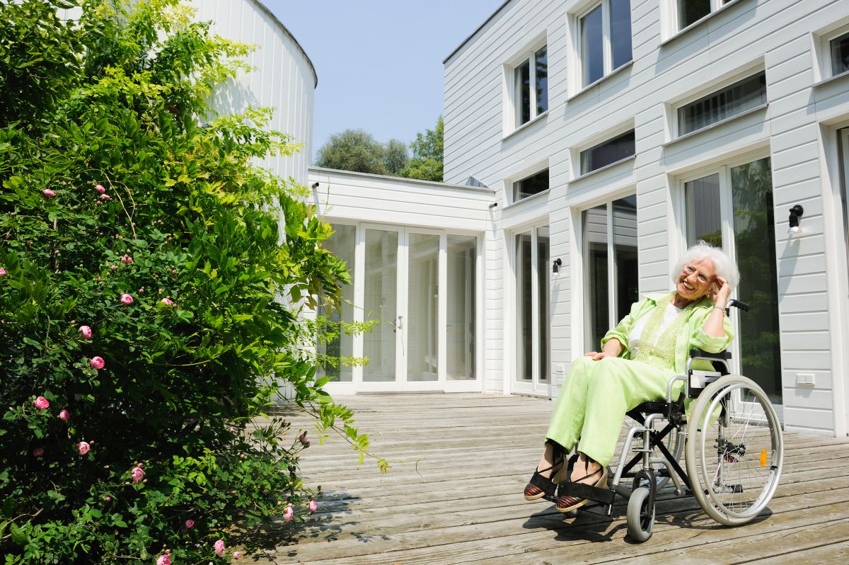 Accessible Bathroom Remodel for Seniors in Toronto | David Reno Senior-friendly bathroom renovation with walk-in shower and grab bars in Toronto home.